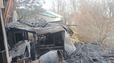 Prendían leña en un tacho para un asado y se terminó incendiando un galpón
