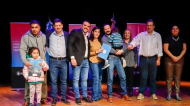 El Intendente Vuoto encabezó el acto de entrega de tierras a personal jerárquico de la Municipalidad