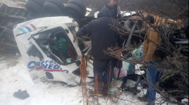Camión destruido en vuelco y su chofer quedó herido