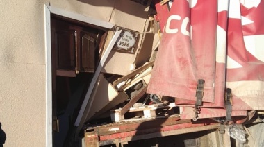 Camión distribuidor de gaseosas terminó incrustado en una vivienda