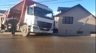 Camión distribuidor de gaseosas terminó incrustado en una vivienda