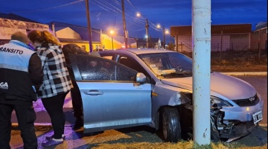 Tras choque, uno de los autos terminó su marcha contra un poste