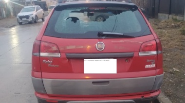 Rompieron parabrisas de autos estacionados y dañaron un móvil policial