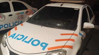 Rompieron parabrisas de autos estacionados y dañaron un móvil policial