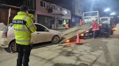 Iba borracho, sin documentos, y chocó con un auto estacionado
