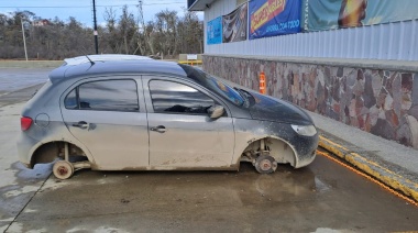 En menos de 10 minutos robaron dos ruedas de un auto estacionado en el playón de La Anónima