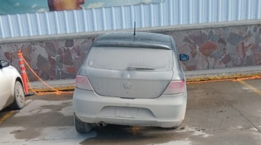 En menos de 10 minutos robaron dos ruedas de un auto estacionado en el playón de La Anónima