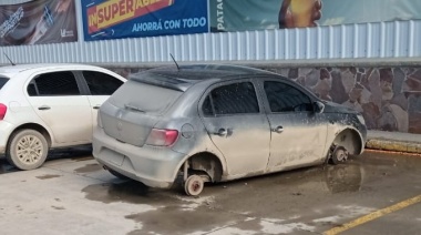 En menos de 10 minutos robaron dos ruedas de un auto estacionado en el playón de La Anónima