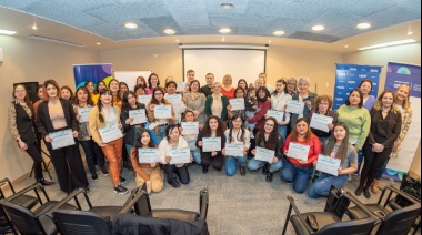 Finalizó el curso "Asistentes en el arte de cuidar niñas y niños"