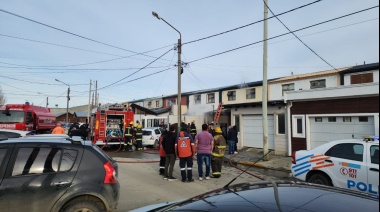 Incendio en una vivienda se combate en estos momentos