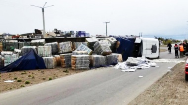 Camión fueguino volcó en rotonda de Caleta Olivia