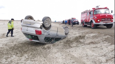 Conductora perdió el control de su auto y terminó volcando