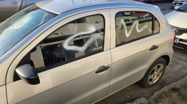 Desconocidos vandalizaron un auto estacionado