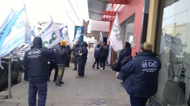 Protesta frente al local de Atlántico Sur en Río Grande