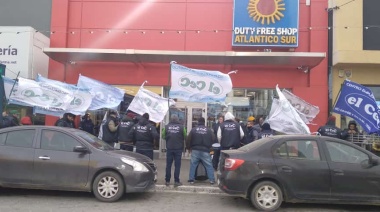 Protesta frente al local de Atlántico Sur en Río Grande
