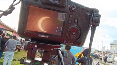 Chicos y grandes, reunidos por el museo Choquintel y fascinados con el eclipse solar
