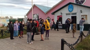 Chicos y grandes, reunidos por el museo Choquintel y fascinados con el eclipse solar