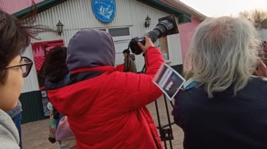 Chicos y grandes, reunidos por el museo Choquintel y fascinados con el eclipse solar