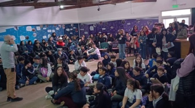 Chicos y grandes, reunidos por el museo Choquintel y fascinados con el eclipse solar