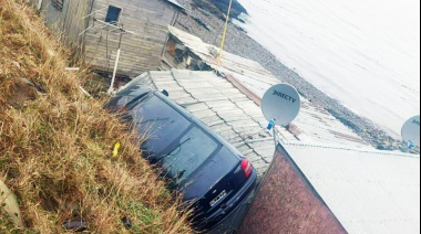 Auto terminó sobre el techo de una casa en Ushuaia
