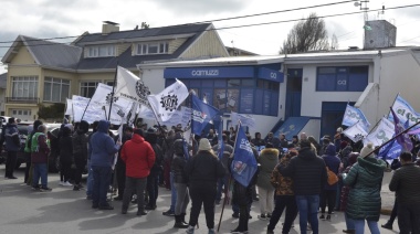 Hoy se manifestó contra el tarifazo, frente a las oficinas de Camuzzi