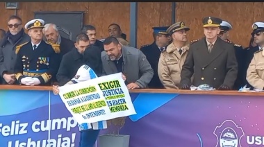 Una mujer se presentó con un cartel frente a Vuoto, denunciando corrupción