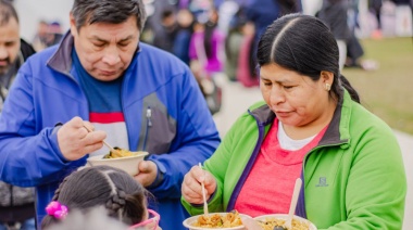 En Ushuaia degustaron 15 mil porciones de paella tras el desfile