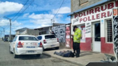 Policía esposó a un sujeto frente a un polirrubro