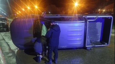 Violento choque terminó con camioneta volcada y automóvil con importantes daños