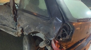 Violento choque terminó con camioneta volcada y automóvil con importantes daños