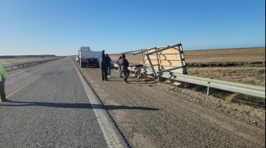 El viento voló la carga estructural de un camión