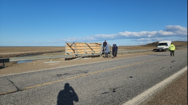 El viento voló la carga estructural de un camión