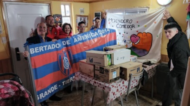Peña Libertadores de América 2014 entregó leche a comedor comunitario