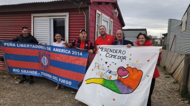 Peña Libertadores de América 2014 entregó leche a comedor comunitario