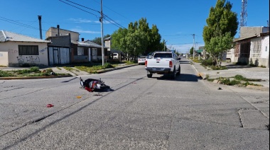 Camioneta embistió a una moto y dos jóvenes fueron llevados al hospital