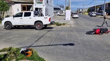 Camioneta embistió a una moto y dos jóvenes fueron llevados al hospital