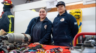 Melella encabezó la apertura de la exposición en conmemoración del Día de la Defensa Civil