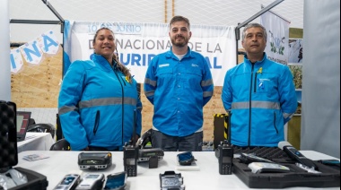 Melella encabezó la apertura de la exposición en conmemoración del Día de la Defensa Civil