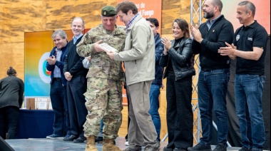 Melella encabezó la apertura de la exposición en conmemoración del Día de la Defensa Civil