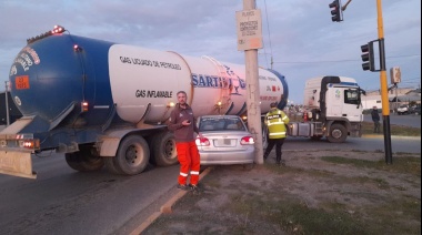 Un camión de gas arrolló a un vehículo en el Parque Industrial