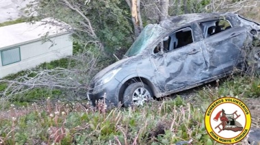Volcó, se desbarrancó y quedó colgando de un árbol