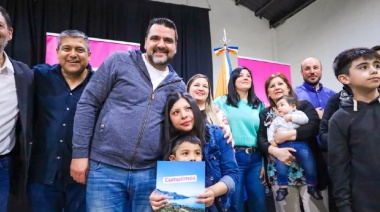 La Municipalidad de Ushuaia entregó 34 decretos de preadjudicación a familias de mujeres cooperativistas