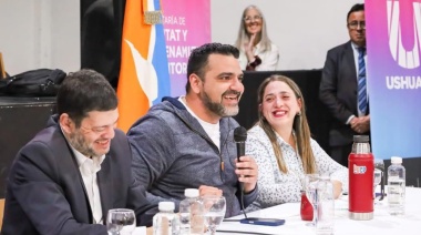 La Municipalidad de Ushuaia entregó 34 decretos de preadjudicación a familias de mujeres cooperativistas