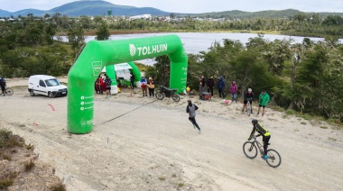 Adrenalina y deporte en el Triatlón de Defensa Civil