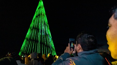 Vecinos y vecinas participaron del tradicional encendido del árbol navideño