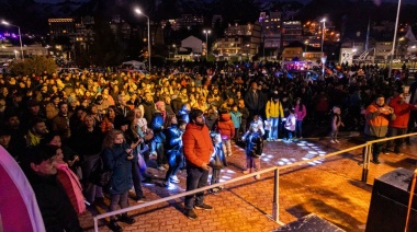 Vecinos y vecinas participaron del tradicional encendido del árbol navideño