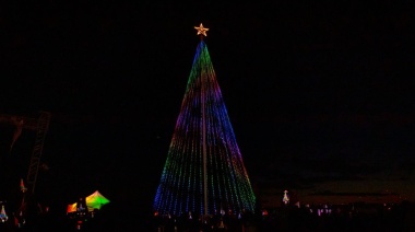 Vecinos y vecinas participaron del tradicional encendido del árbol navideño