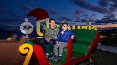 Vecinos y vecinas participaron del tradicional encendido del árbol navideño
