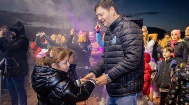 Vecinos y vecinas participaron del tradicional encendido del árbol navideño