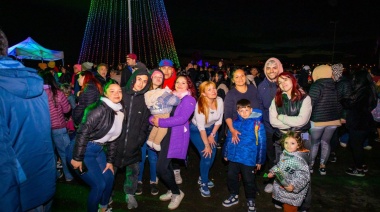 Vecinos y vecinas participaron del tradicional encendido del árbol navideño